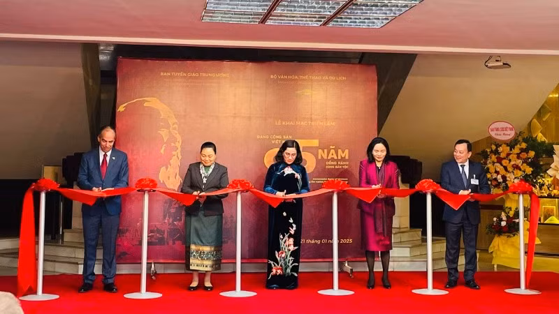 Các đại biểu cắt băng khai mạc.