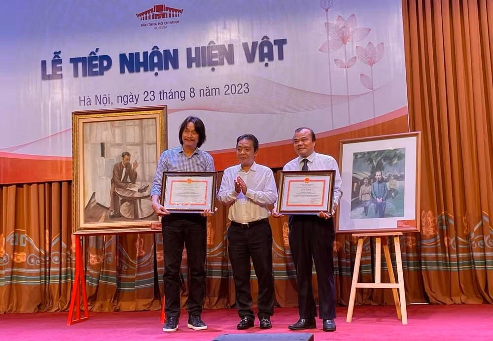 Tặng Bằng khen của Bộ Văn hóa, Thể thao và Du lịch cho ông Đoàn Văn Đức và Nguyễn Văn Đức.