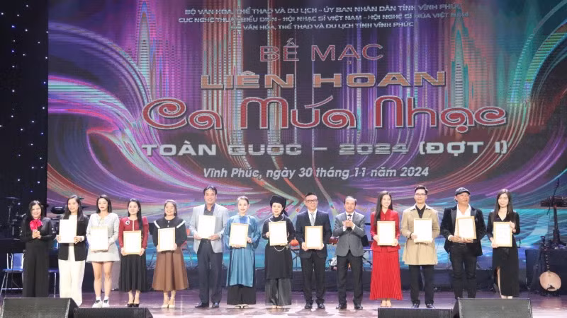 Trao Huy chương Vàng cho các vai diễn, tiết mục xuất sắc. (Ảnh: Cục Nghệ thuật biểu diễn) Trao Huy chương Vàng cho các vai diễn, tiết mục xuất sắc. (Ảnh: Cục Nghệ thuật biểu diễn)