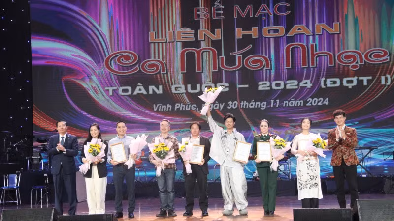 Trao giải Xuất sắc cho các thành phần sáng tạo. (Ảnh: Cục Nghệ thuật biểu diễn) Trao giải Xuất sắc cho các thành phần sáng tạo. (Ảnh: Cục Nghệ thuật biểu diễn)