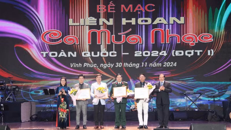 Trao giải Xuất sắc và Huy chương Vàng cho các chương trình, vở diễn. (Ảnh: Cục Nghệ thuật biểu diễn) Trao giải Xuất sắc và Huy chương Vàng cho các chương trình, vở diễn. (Ảnh: Cục Nghệ thuật biểu diễn)