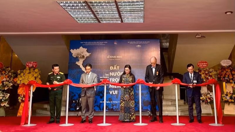 Các đại biểu cắt băng khai mạc Trưng bày. Các đại biểu cắt băng khai mạc Trưng bày.