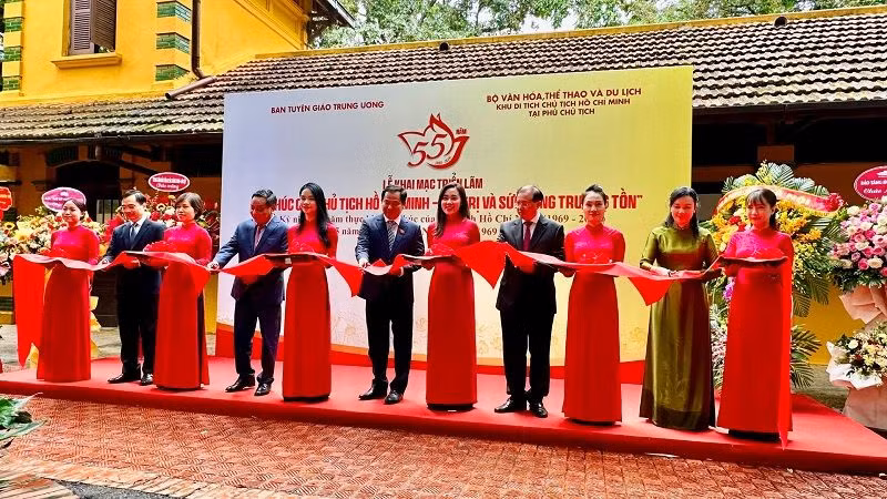 Cắt băng khai mạc Triển lãm. (Ảnh: Linh Tâm) Cắt băng khai mạc Triển lãm. (Ảnh: Linh Tâm)
