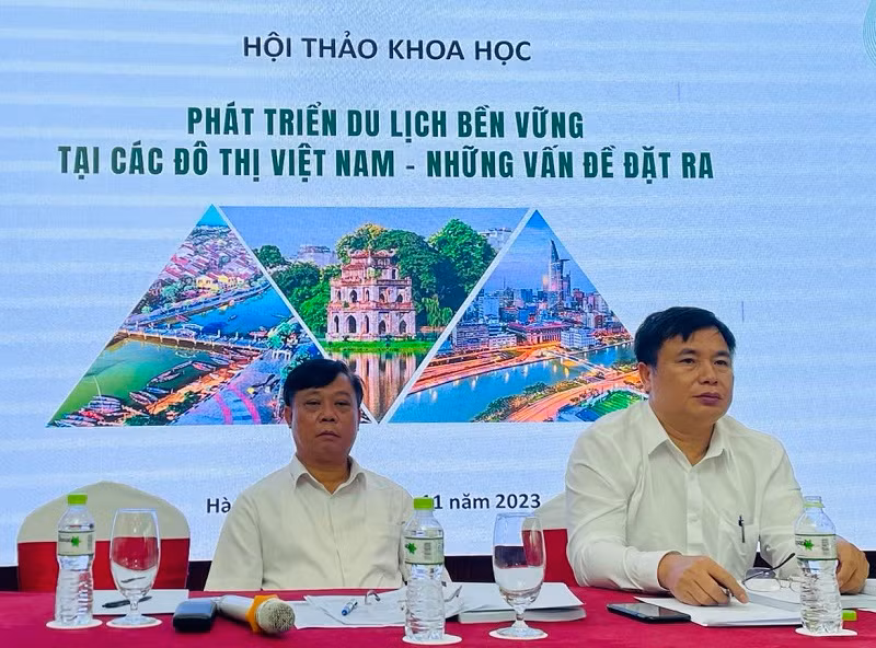 Phó Cục trưởng Cục Du lịch Quốc gia Việt Nam Phạm Văn Thủy (bên trái) và Viện trưởng Viện Nghiên cứu Phát triển Du lịch Nguyễn Anh Tuấn chủ trì Hội thảo.