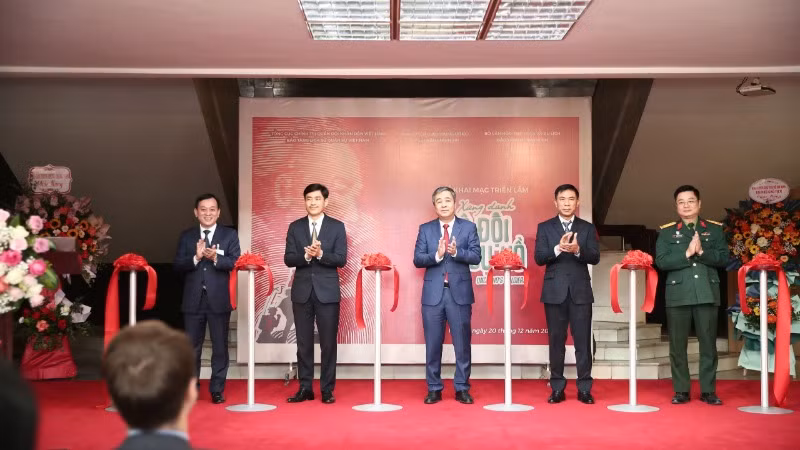 Các đại biểu cắt băng khai mạc Triển lãm. (Ảnh: NAM NGUYỄN)