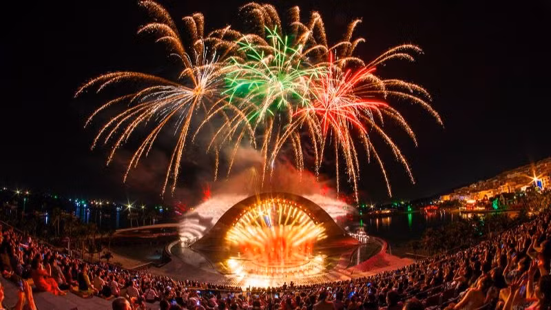 Du khách hào hứng với màn trình diễn pháo hoa nghệ thuật trong show diễn "Nụ hôn của biển cả". (Ảnh: H.H) Du khách hào hứng với màn trình diễn pháo hoa nghệ thuật trong show diễn "Nụ hôn của biển cả". (Ảnh: H.H)