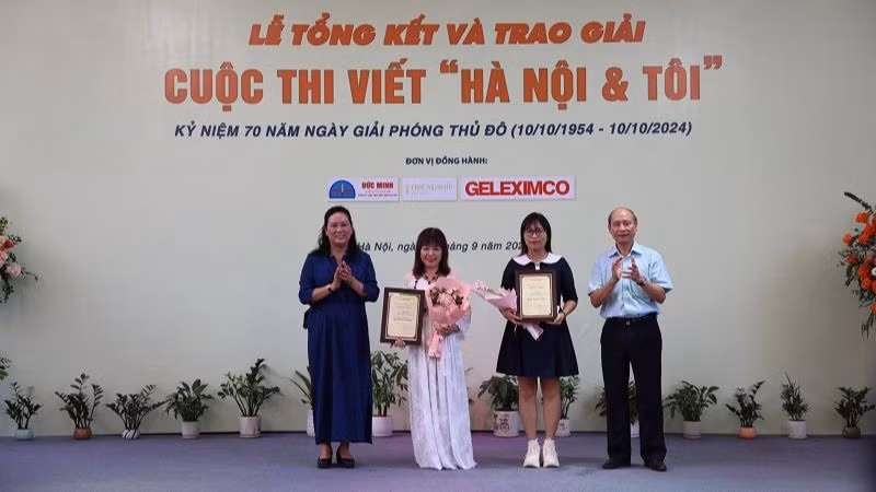 Trao giải cho các tác giả đạt giải Nhì. (Ảnh: Đại Thắng) Trao giải cho các tác giả đạt giải Nhì. (Ảnh: Đại Thắng)