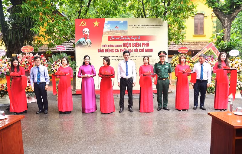 Các đại biểu cắt băng khai mạc trưng bày.