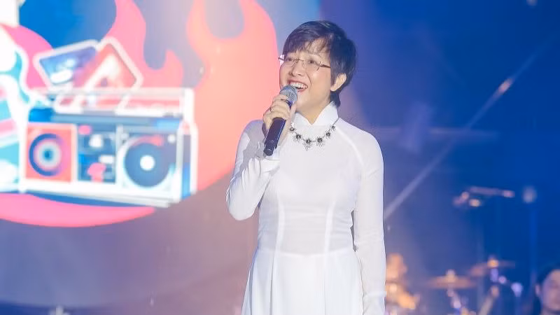MC Thảo Vân gây bất ngờ với giọng hát đẹp cùng phong cách biểu diễn chuyên nghiệp.