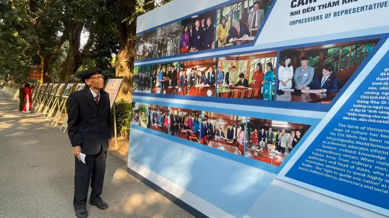 Ông Trần Viết Hoàn, người cận vệ phục vụ Bác năm xưa. Ông Trần Viết Hoàn, người cận vệ phục vụ Bác năm xưa.