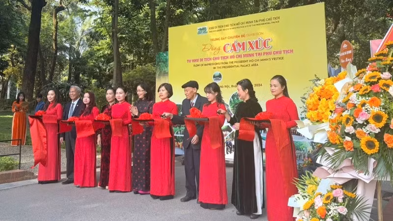 Các đại biểu cắt băng khai mạc Triển lãm. Các đại biểu cắt băng khai mạc Triển lãm.