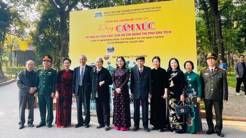 Các thế hệ lãnh đạo Khu Di tích Chủ tịch Hồ Chí Minh tại Phủ Chủ tịch chụp ảnh lưu niệm nhân kỷ niệm 70 năm Bác về ở và làm việc tại Khu Di tích. Các thế hệ lãnh đạo Khu Di tích Chủ tịch Hồ Chí Minh tại Phủ Chủ tịch chụp ảnh lưu niệm nhân kỷ niệm 70 năm Bác về ở và làm việc tại Khu Di tích.