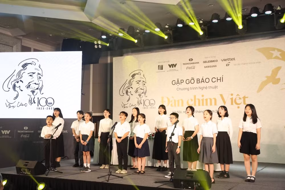 Hợp xướng thiếu nhi thể hiện "Tiến quân ca" tại buổi gặp gỡ báo chí. Hợp xướng thiếu nhi thể hiện "Tiến quân ca" tại buổi gặp gỡ báo chí.