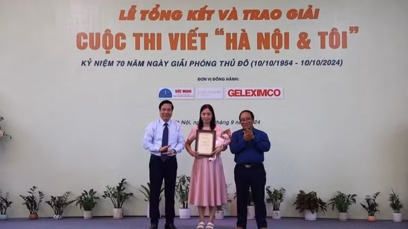 Trao giải Nhất Cuộc thi viết "Hà Nội &amp; Tôi" lần thứ nhất. (Ảnh: Đại Thắng)