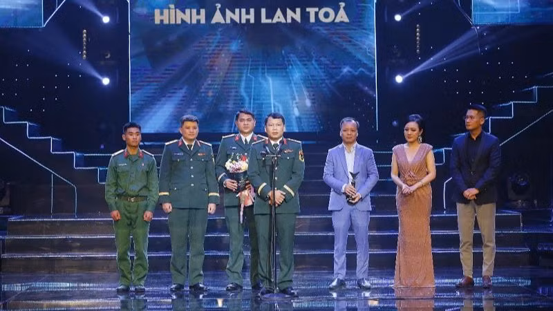 Chiến thắng ở hạng mục "Hình ảnh lan tỏa" là tác phẩm “Các lực lượng tìm kiếm người dân làng Nủ bị vùi lấp do sạt lở sau bão số 3”. (Ảnh: VTV)