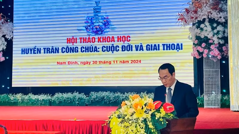 Phó Giáo sư, Tiến sĩ Chu Văn Tuấn, Viện trưởng Viện Nghiên cứu tôn giáo phát biểu đề dẫn Hội thảo. Phó Giáo sư, Tiến sĩ Chu Văn Tuấn, Viện trưởng Viện Nghiên cứu tôn giáo phát biểu đề dẫn Hội thảo.