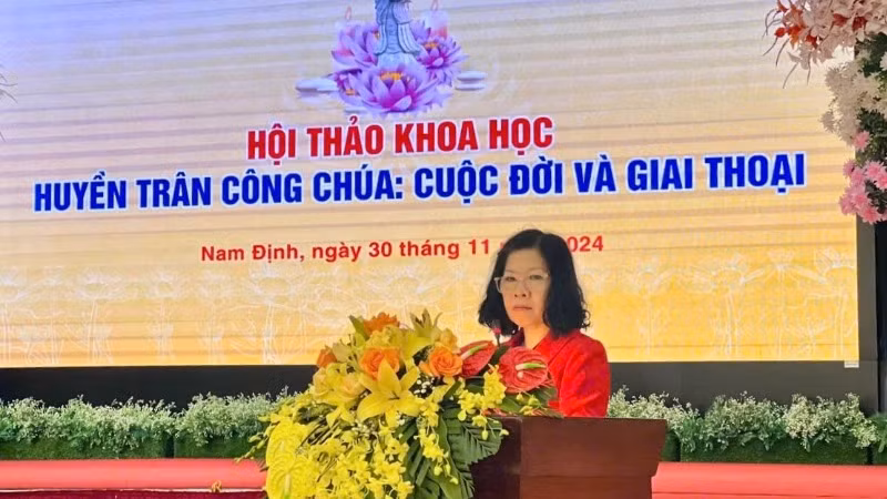 Phó Giáo sư, Tiến sĩ Nguyễn Thị Phương Chi trình bày tham luận tại Hội thảo. Phó Giáo sư, Tiến sĩ Nguyễn Thị Phương Chi trình bày tham luận tại Hội thảo.