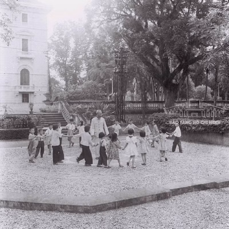 Bác Hồ với các cháu thiếu nhi tại Phủ Chủ tịch. (Ảnh tư liệu Bảo tàng Hồ Chí Minh) Bác Hồ với các cháu thiếu nhi tại Phủ Chủ tịch. (Ảnh tư liệu Bảo tàng Hồ Chí Minh)