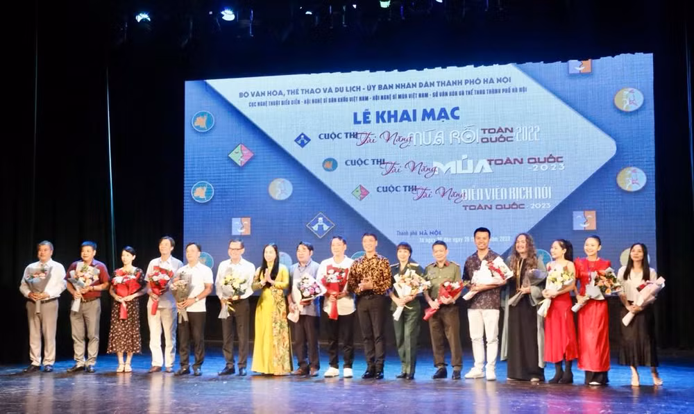 Đại diện các đơn vị tham gia Cuộc thi Tài năng diễn viên kịch nói toàn quốc - 2023 nhận hoa của Ban tổ chức. Đại diện các đơn vị tham gia Cuộc thi Tài năng diễn viên kịch nói toàn quốc - 2023 nhận hoa của Ban tổ chức.