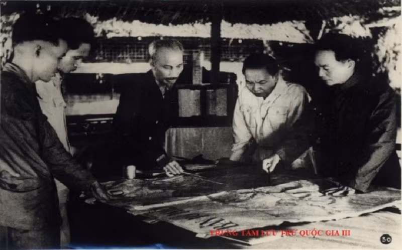Chủ tịch Hồ Chí Minh cùng các đồng chí Trường Chinh, Phạm Văn Đồng, Võ Nguyên Giáp họp bàn quyết định mở Chiến dịch Điện Biên Phủ, tháng 12/1953. (Nguồn: Trung tâm Lưu trữ quốc gia III) Chủ tịch Hồ Chí Minh cùng các đồng chí Trường Chinh, Phạm Văn Đồng, Võ Nguyên Giáp họp bàn quyết định mở Chiến dịch Điện Biên Phủ, tháng 12/1953. (Nguồn: Trung tâm Lưu trữ quốc gia III)