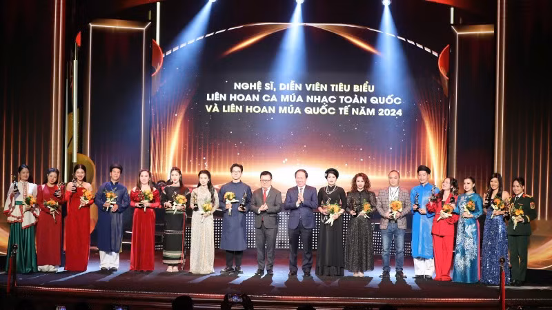 Vinh danh các nghệ sĩ, diễn viên tiêu biểu Liên hoan Ca múa nhạc toàn quốc và Liên hoan Múa quốc tế năm 2024. (Ảnh: TRẦN HUẤN) Vinh danh các nghệ sĩ, diễn viên tiêu biểu Liên hoan Ca múa nhạc toàn quốc và Liên hoan Múa quốc tế năm 2024. (Ảnh: TRẦN HUẤN)