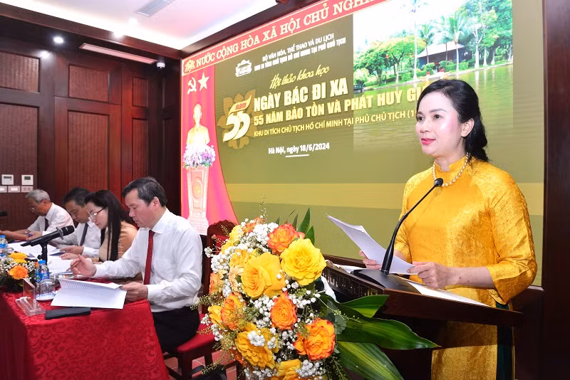 Giám đốc Khu Di tích Chủ tịch Hồ Chí Minh tại Phủ Chủ tịch Lê Thị Phượng phát biểu đề dẫn hội thảo.