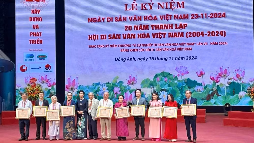 Trao tặng Bằng khen cho các đơn vị trực thuộc Hội. Trao tặng Bằng khen cho các đơn vị trực thuộc Hội.