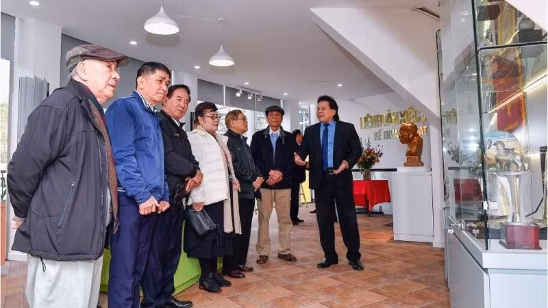 Các đại biểu tham quan không gian phòng truyền thống của Liên đoàn Xiếc Việt Nam. (Ảnh: THANH HÀ)