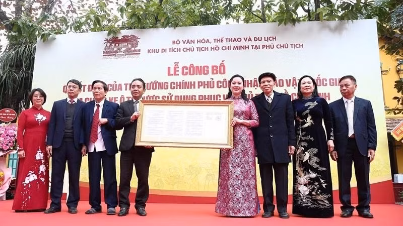 Trao Quyết định của Thủ tướng Chính phủ công nhận ba chiếc xe ô-tô phục vụ Chủ tịch Hồ Chí Minh niên đại 1954-1969 là Bảo vật quốc gia.