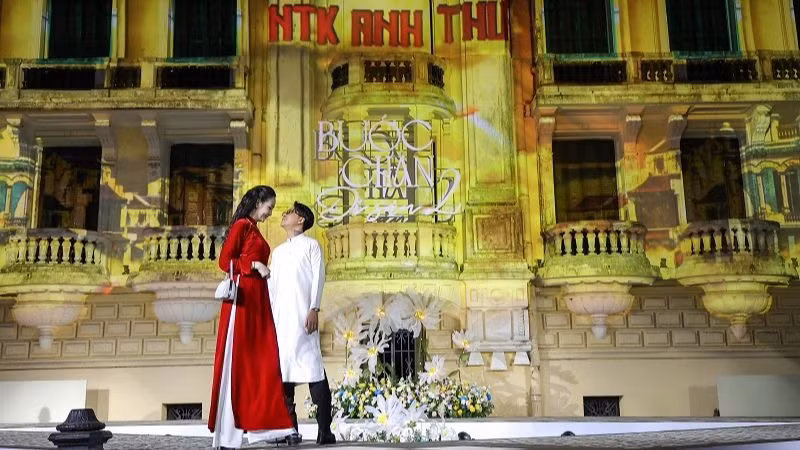 Vợ chồng ca sĩ Tuấn Hưng tham gia trình diễn trong bộ sưu tập áo dài của nhà thiết kế Anh Thư. (Ảnh: Hòa Nguyễn)