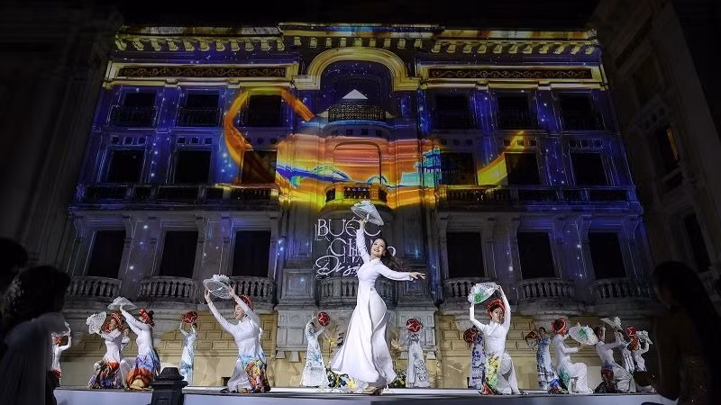 Ứng dụng công nghệ 3D mapping được đưa vào chương trình khiến “bữa tiệc nghệ thuật” trở nên đặc sắc, ấn tượng. (Ảnh: Hòa Nguyễn)