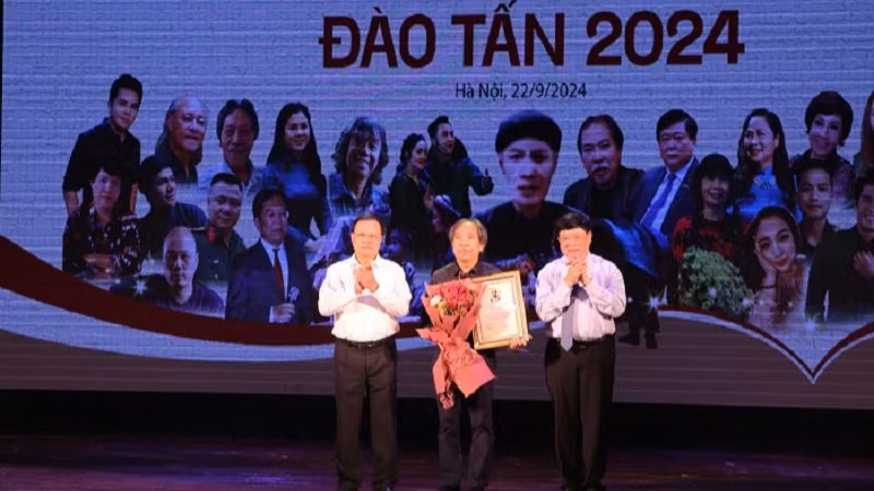 Trao giải “Tác phẩm xuất sắc” cho nhà thơ Nguyễn Quang Thiều với Trường ca "Những người lính của làng" (Nhà xuất bản Hội Nhà văn). Trao giải “Tác phẩm xuất sắc” cho nhà thơ Nguyễn Quang Thiều với Trường ca "Những người lính của làng" (Nhà xuất bản Hội Nhà văn).