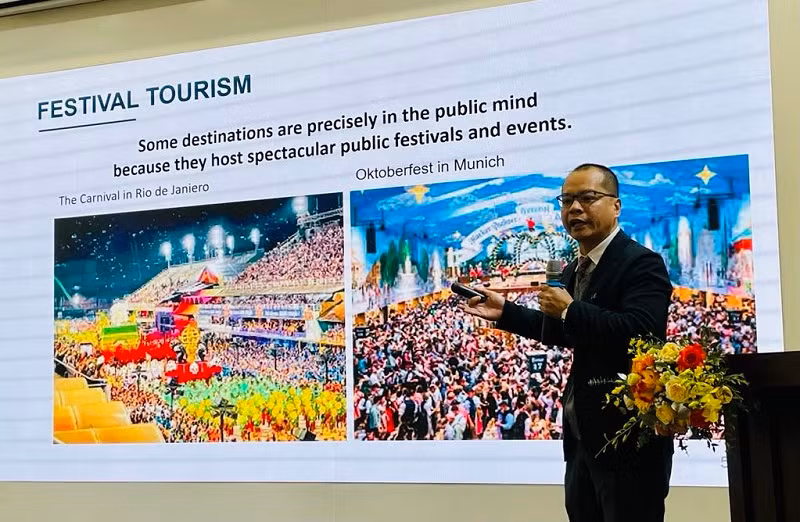 Tiến sĩ Lê Tuấn Anh, Trưởng Khoa Quản trị du lịch và ngôn ngữ quốc tế, Đại học Văn hóa Hà Nội trình bày tham luận. Tiến sĩ Lê Tuấn Anh, Trưởng Khoa Quản trị du lịch và ngôn ngữ quốc tế, Đại học Văn hóa Hà Nội trình bày tham luận.