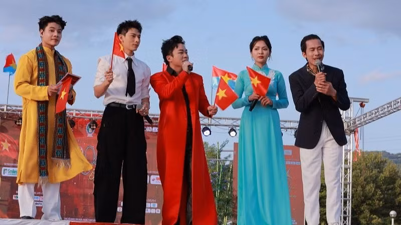 Các nghệ sĩ bày tỏ niềm xúc động, tự hào khi tham gia chương trình. (Ảnh: NVCC)