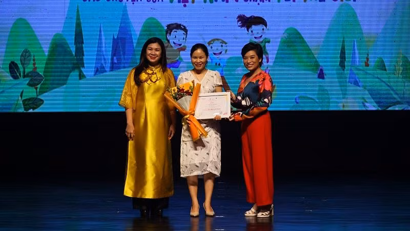 Trao giải Ba cho tác phẩm “Siêu gà 9 cựa” của tác giả Nguyễn Thu Hiền. (Ảnh: Nhà hát Tuổi trẻ)
