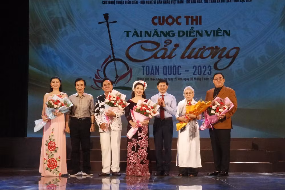 Ban tổ chức tặng hoa cho các thành viên Hội đồng giám khảo.