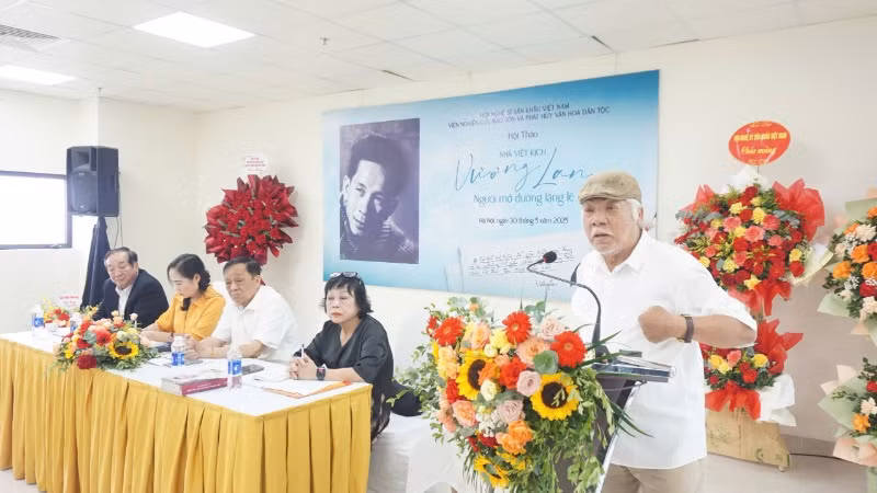 Nghệ sĩ Nhân dân Lê Chức chia sẻ tại Hội thảo.