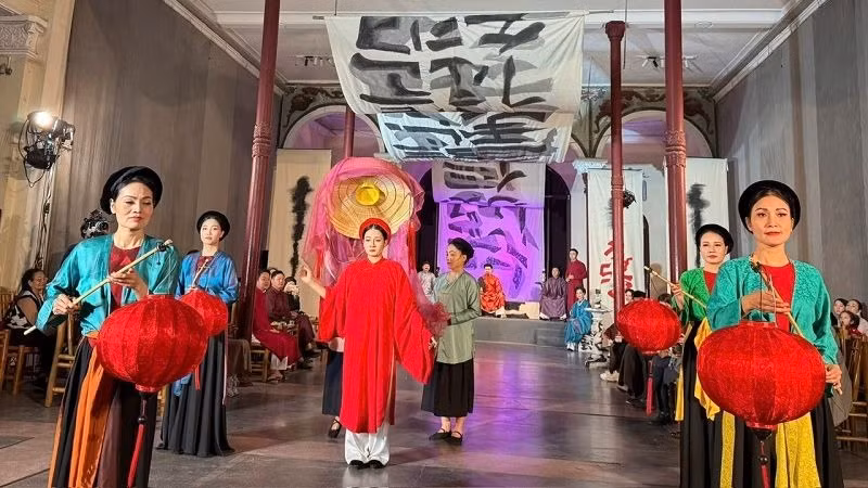 Nhiều nét văn hóa độc đáo được đưa vào vở diễn. Nhiều nét văn hóa độc đáo được đưa vào vở diễn.