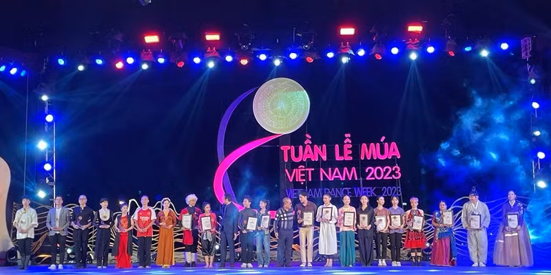 Ban tổ chức tặng kỷ niệm chương, giấy chứng nhận cho các thí sinh, nhóm thí sinh tham dự Tuần lễ Múa Việt Nam khu vực phía bắc. Ban tổ chức tặng kỷ niệm chương, giấy chứng nhận cho các thí sinh, nhóm thí sinh tham dự Tuần lễ Múa Việt Nam khu vực phía bắc.