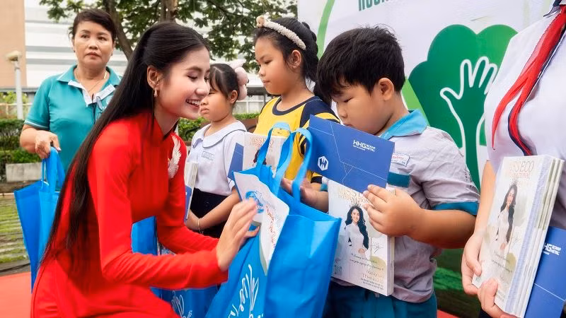 Hoa hậu Nguyễn Thanh Hà không giấu nổi niềm vui và hạnh phúc khi được đồng hành trong những hoạt động ý nghĩa của chương trình.