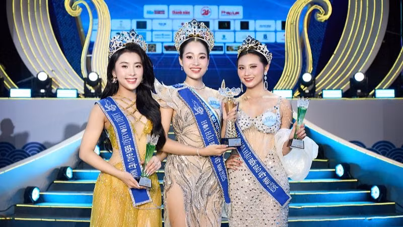 Top 3 chung cuộc của cuộc thi (từ trái sang: Á hậu 1 Phùng Thị Thanh Hằng, Hoa hậu Nguyễn Thị Mỹ Linh và Á hậu 2 Nguyễn Tường Vy). (Ảnh: BTC)