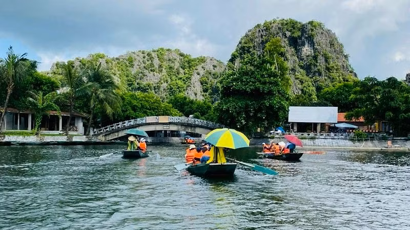 Du khách tham quan danh thắng Tam Cốc, Ninh Bình. Du khách tham quan danh thắng Tam Cốc, Ninh Bình.