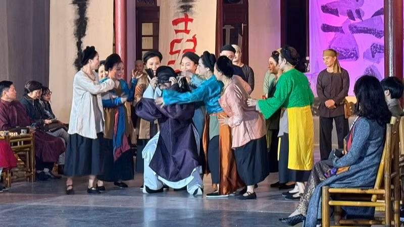 Khoảng cách giữa nghệ sĩ và khán giả gần như được xóa nhòa. Khoảng cách giữa nghệ sĩ và khán giả gần như được xóa nhòa.