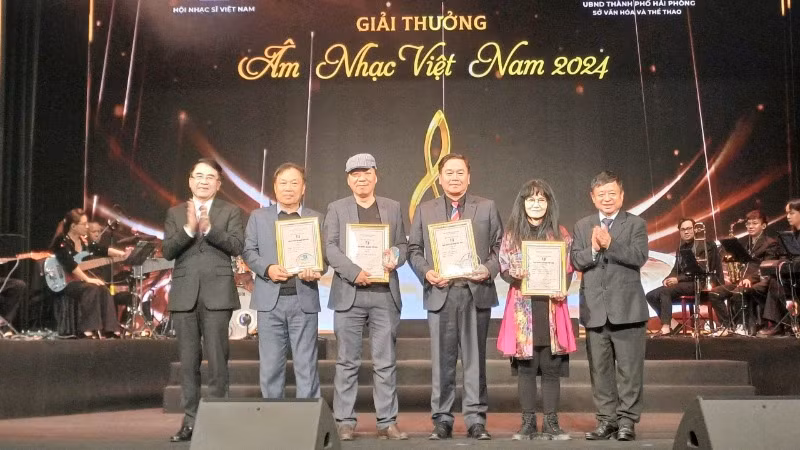 Trao giải cho các tác giả có tác phẩm đạt giải A. (Ảnh: THU HƯƠNG) Trao giải cho các tác giả có tác phẩm đạt giải A. (Ảnh: THU HƯƠNG)