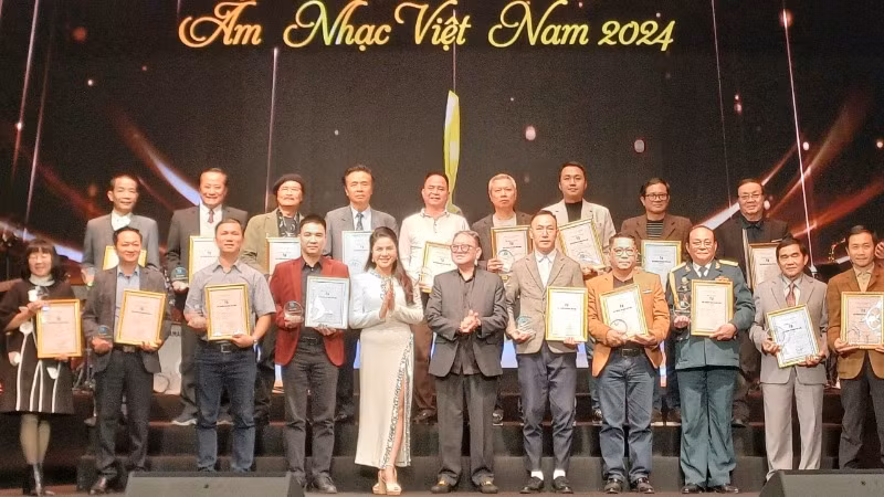 Trao giải cho các tác giả có tác phẩm đạt giải B. (Ảnh: THU HƯƠNG) Trao giải cho các tác giả có tác phẩm đạt giải B. (Ảnh: THU HƯƠNG)