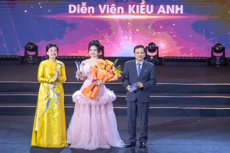 Diễn viên Kiều Anh được tôn vinh ở hạng mục Nữ diễn viên truyền hình nổi bật của năm. Diễn viên Kiều Anh được tôn vinh ở hạng mục Nữ diễn viên truyền hình nổi bật của năm.