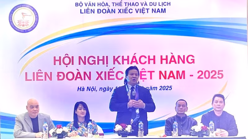 Nghệ sĩ Nhân dân Tống Toàn Thắng, Giám đốc Liên đoàn Xiếc Việt Nam phát biểu. Nghệ sĩ Nhân dân Tống Toàn Thắng, Giám đốc Liên đoàn Xiếc Việt Nam phát biểu.