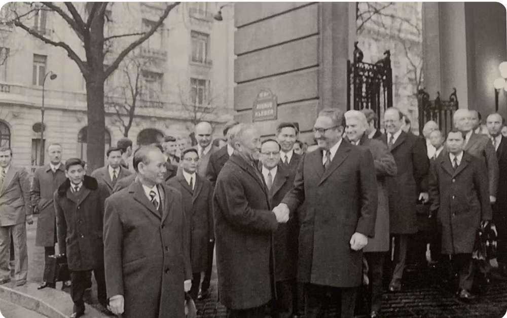 Ông Lê Đức Thọ và ông Henry Kissinger trước các nhà báo bên ngoài Trung tâm Hội nghị quốc tế sau khi ký tắt Hiệp định Paris. Ông Lê Đức Thọ và ông Henry Kissinger trước các nhà báo bên ngoài Trung tâm Hội nghị quốc tế sau khi ký tắt Hiệp định Paris.