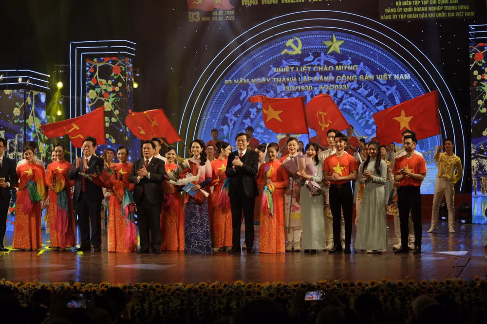 “Mãi mãi niềm tin theo Đảng” là chương trình nghệ thuật được dàn dựng quy mô, trang trọng.