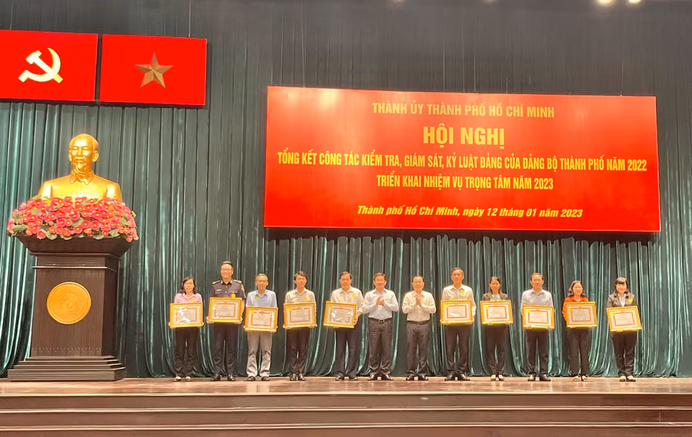 Khen thưởng các đơn vị thực hiện tốt công tác kiểm tra, giám sát năm 2022.
